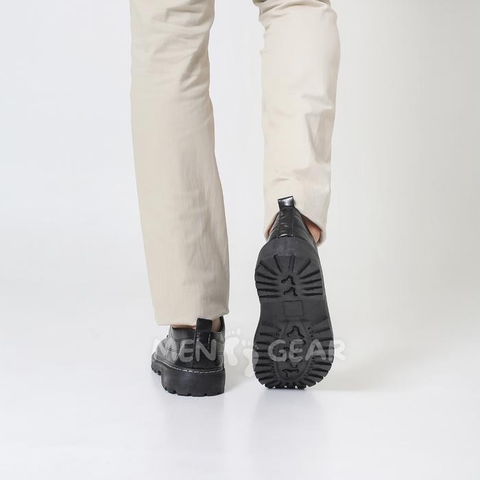 Menfootgear Darwin Sepatu Wisuda Pria Sepatu Casual Sepatu Sneakers Kulit Pu Leather Hitam Terlaris