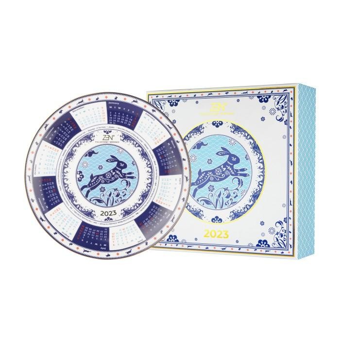 

ZEN Exclusive Piring Keramik Kalender 2023 ( Gift Box + Stand Akrilik)