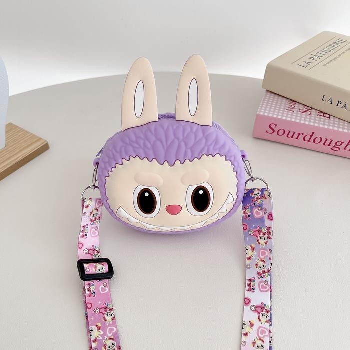 

Model baru Tas Selempang Boneka LABUBU / Sling Bag Anak Jelly Rubber Karakter Lucu Labubu Anak Laki