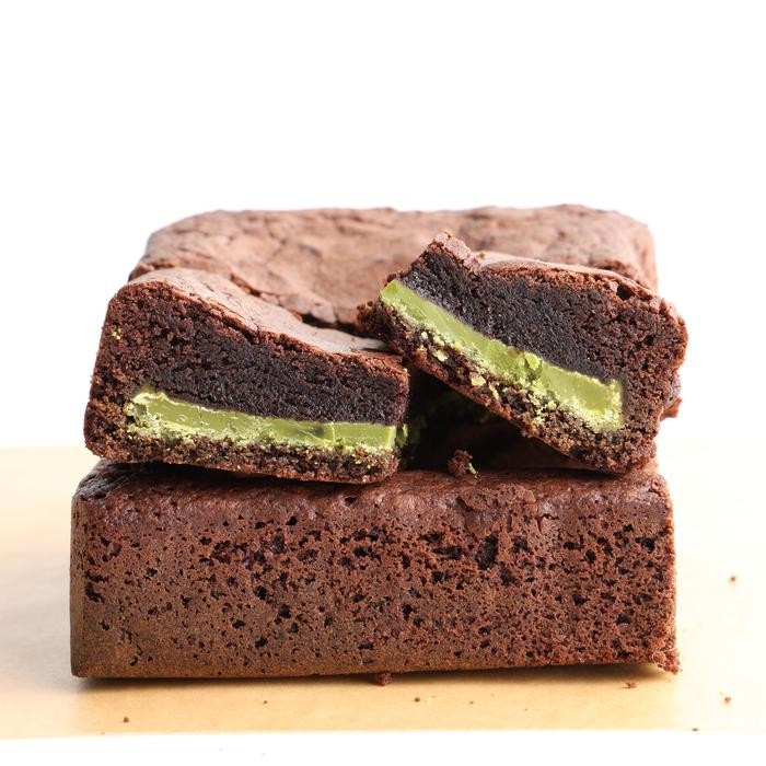 

Fudgy Matcha Chocolate Brownies by Gooey