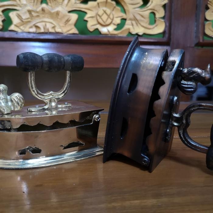 q9v5- Miniatur Setrika Arang Ayam Jago (Jadul) Bahan Kuningan Size S
