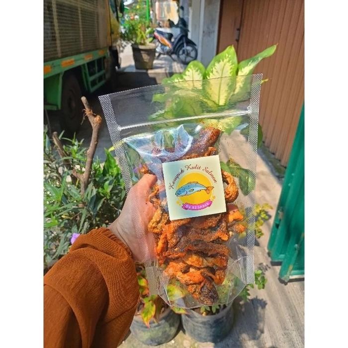 

KERIPIK KULIT IKAN SALMON POUCH 115GR CEMILAN GURIH ENAK DAN CRUNCHY