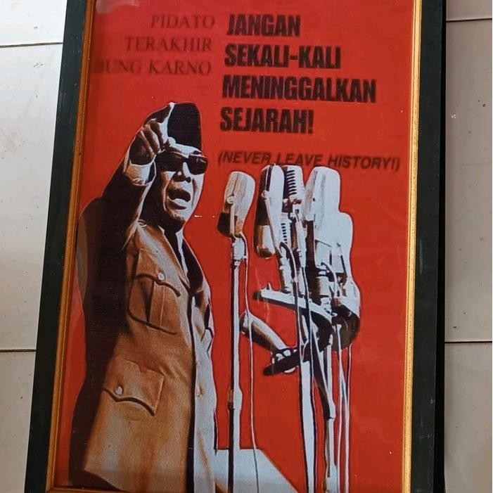 hiasan dinding Soekarno pidato plus figura ukuran 65*45