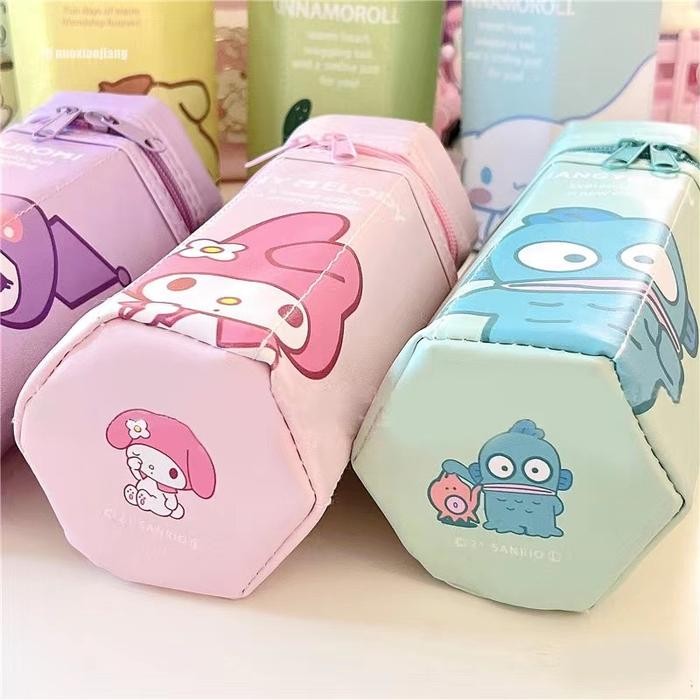 

TEMPAT PENSIL HEXAGON MOTIF SANRIO / PENCIL CASE TABUNG CINNAMOROL MELODY KUROMI