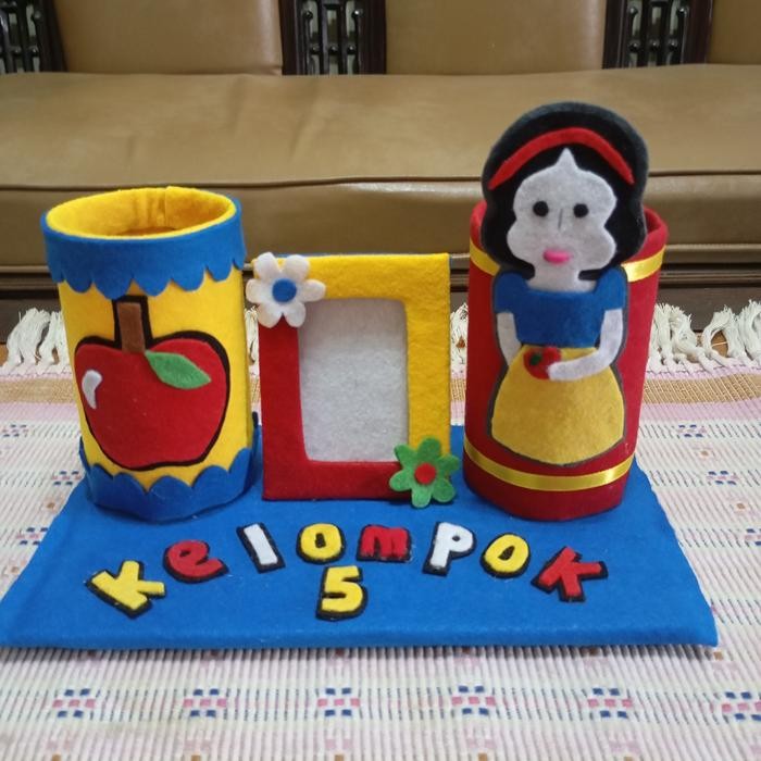 TEMPAT PENSIL DARI BOTOL PLASTIK DI LAPISI KAIN FLANEL (PUTRI SALJU)