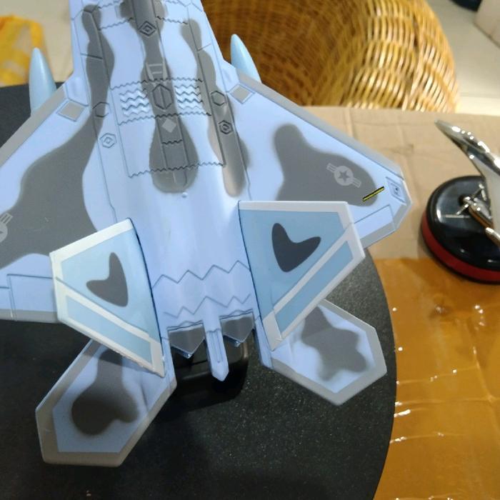 Miniatur Diecast Pesawat Tempur F-22 Raptor Panjang 22 Cm Bahan Besi Ada Lighting Bisa Bunyi