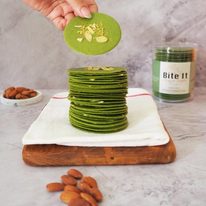 Bite It Almond Cheese Crispy MINI 70 gr Cookies Tipis & Crispy dengan Topping Almond Slice dan Keju