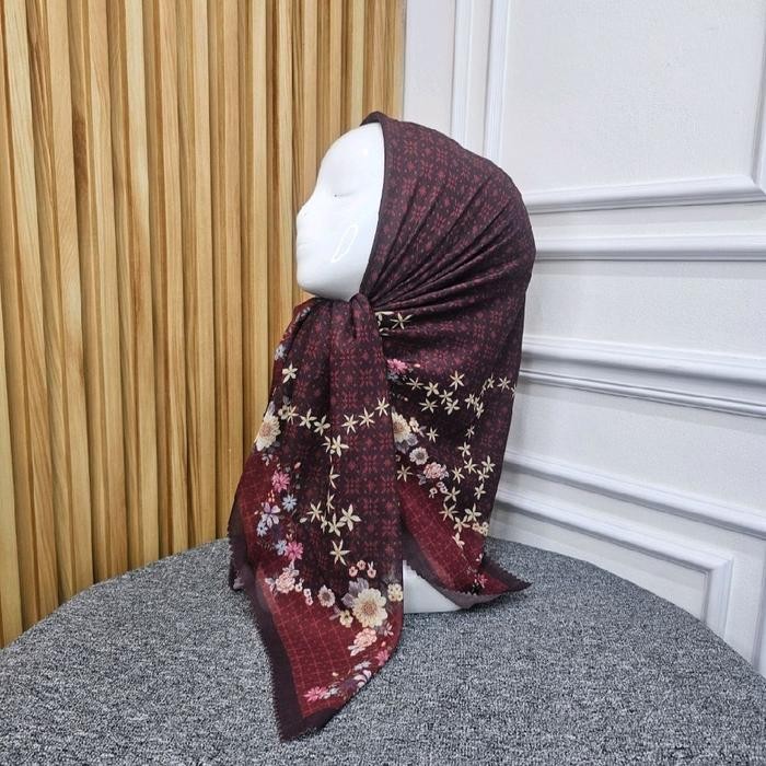 Hijab Segi Empat Voal Motif Bunga Kecil Maroon