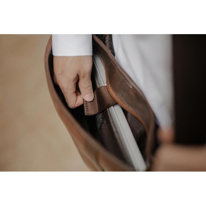 Top TUSCAN LIBRE BAG from The Daily Smith Tas selempang meser laptop