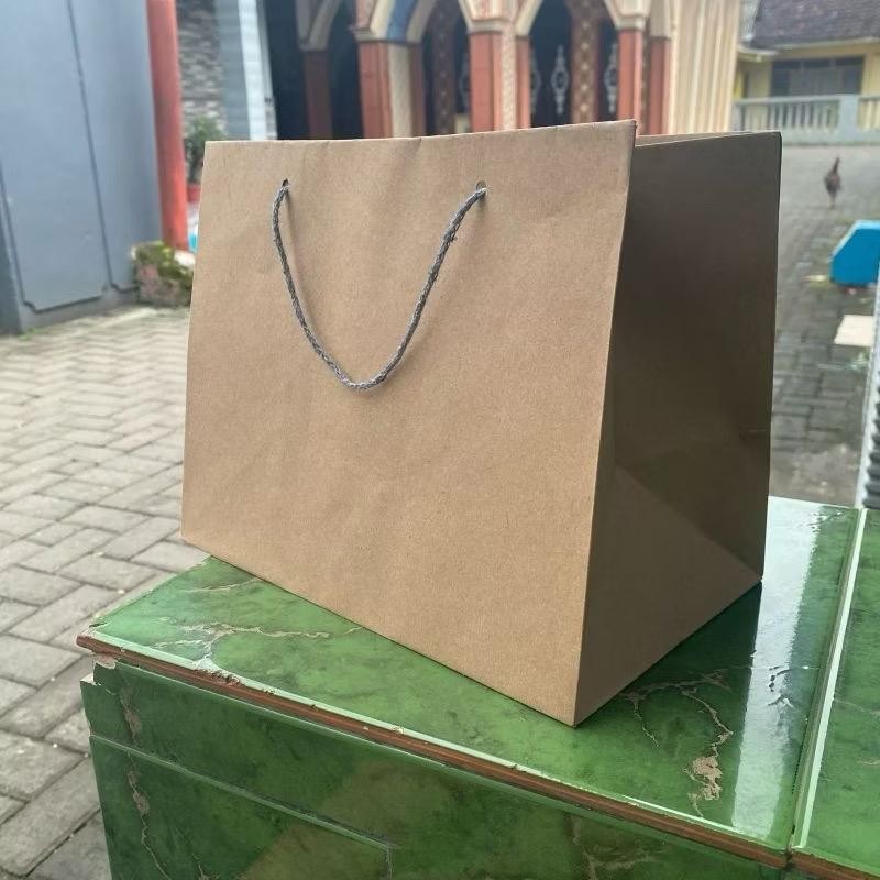 

Paperbag polos coklat ukuran 26x16x20 (paket 12pcs) |Tas Kertas |Tas Kado |Tas Souvenir |Paper bag custom