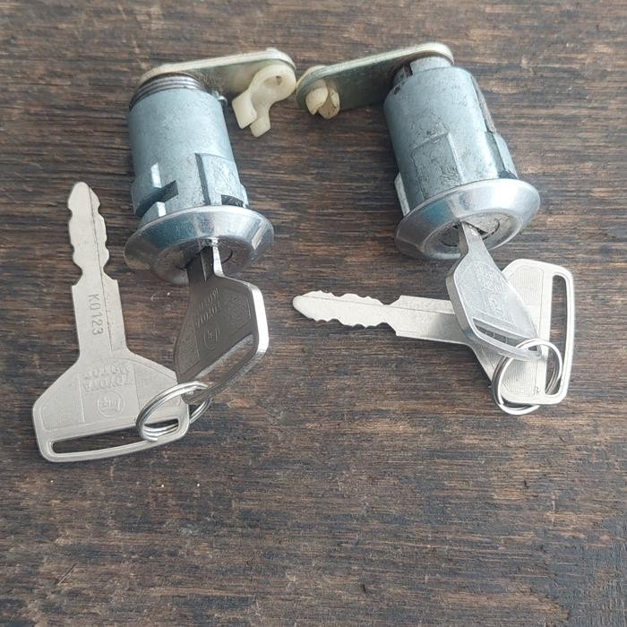 Kunci Pintu Cylinder Key Corona RT132 TT132 Original Toyota