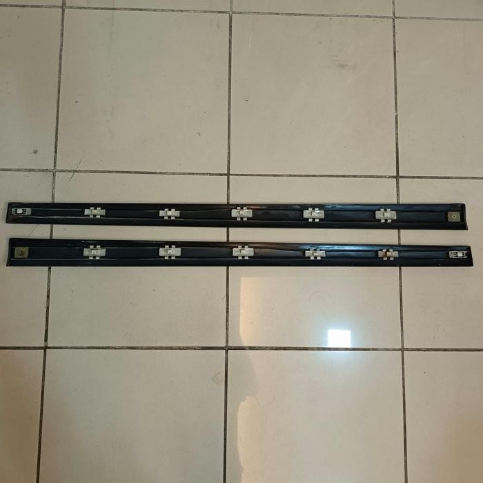 List Body Pintu Depan Mercedes Benz W203 S203 A2036902162 A2036902262