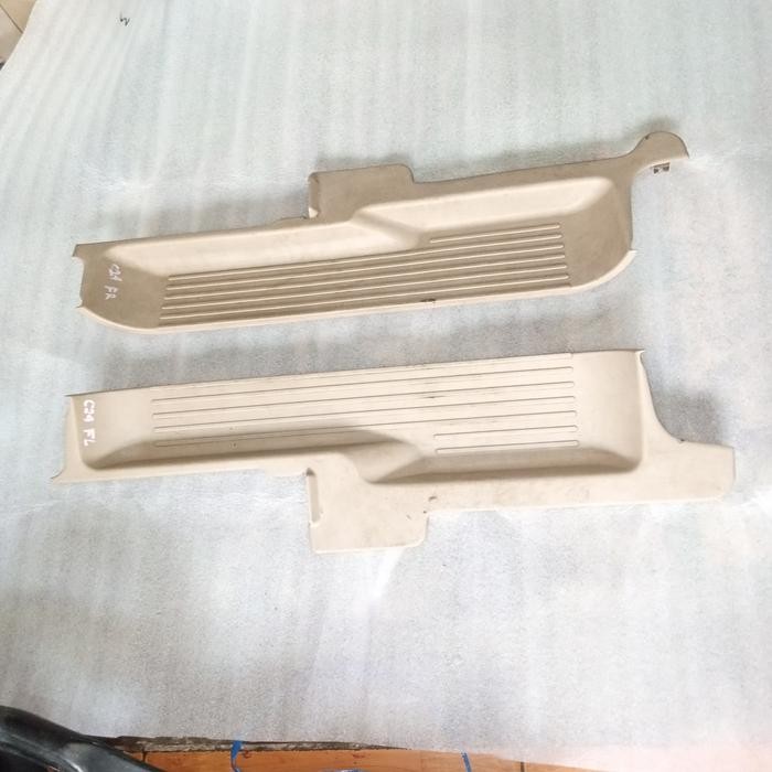 plate kicking interior lantai pintu depan Nissan Serena C24 set ori