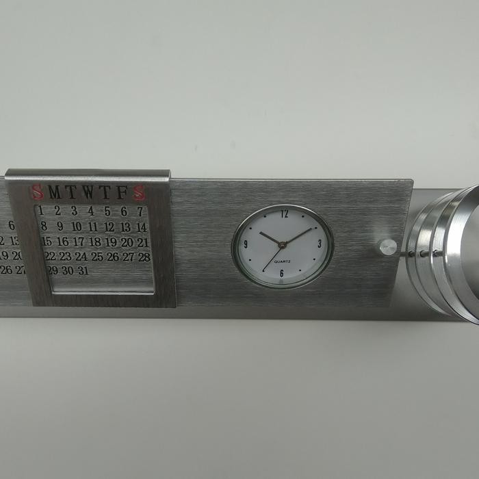 

Jam kalender meja tempat pulpe atau hiasan kantor Aluminium 28x8x6,5cm