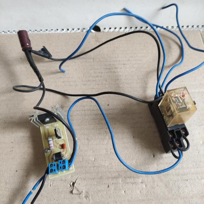 RELEY 5A 250V IEC255 PLUS SOKET RELEY  PLUS PCB KONEKTOR BEKAS LED RUN