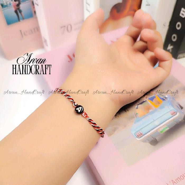 

New Gelang Inisial Bulat Hitam Tali Tridatu / Gelang Tridatu Inisial Bracelets
