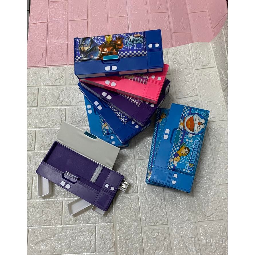 

TEMPAT PENSIL/KOTAK PENSIL JUMBO +SERUTAN+LACI /KARAKTER /Z018/1 DUS96