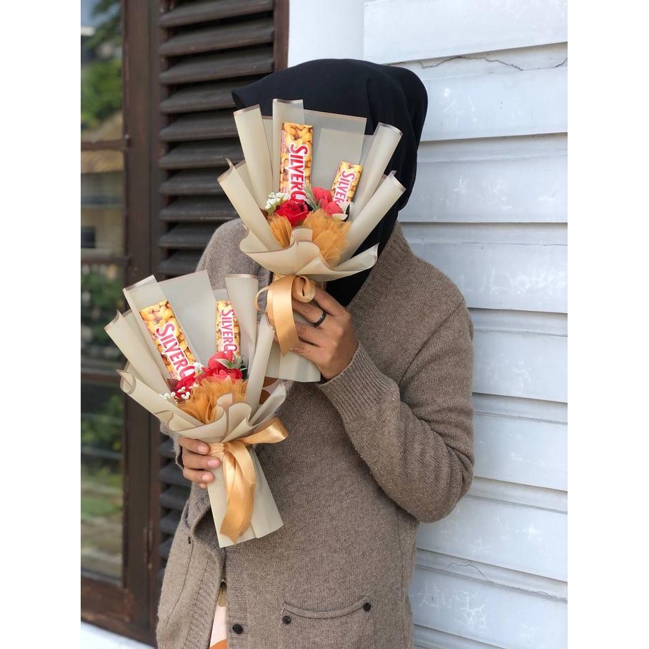 

BUKET COKLAT SILVERQUEEN KADO WISUDA ULANG TAHUN GRATIS KARTU UCAPAN Snack