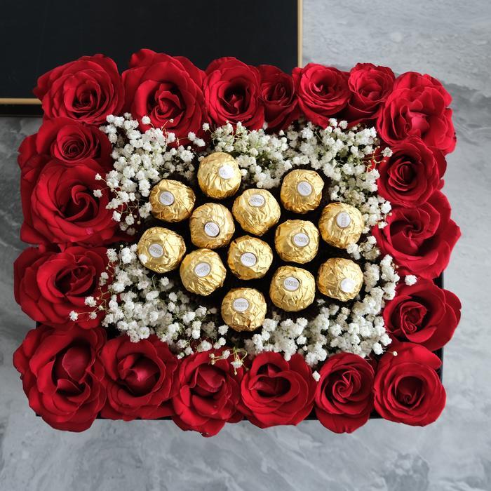 Ferrero Rocher Heart Paket Hadiah Cokelat dan Bunga Mawar Merah dalam Kotak Elegan, Cocok untuk Ulan