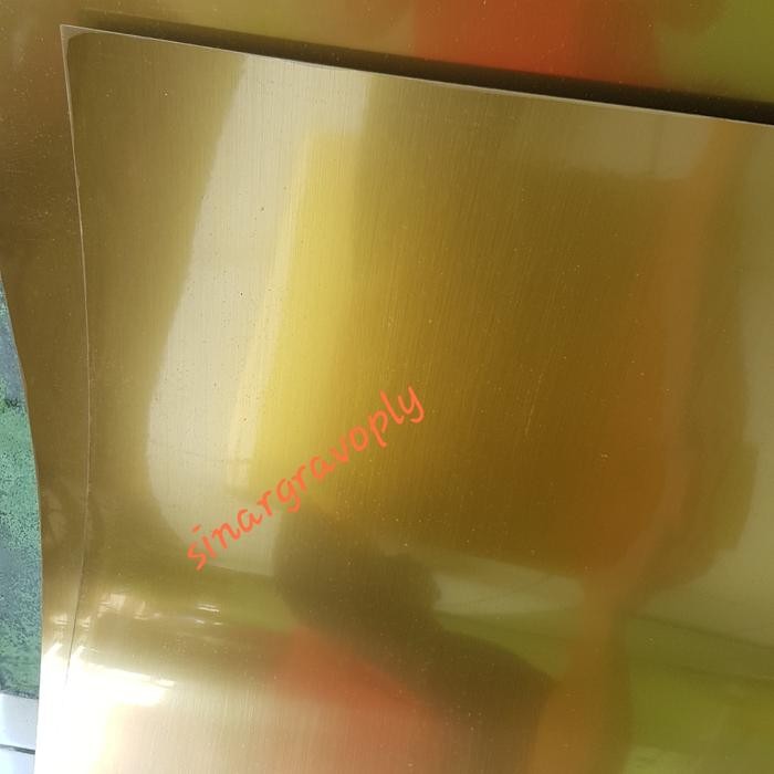 

GRAVOPLY GOLD TEKS HITAM BAHAN GRAVIR NAMETAG DLL 120CMX60 TEBAL 1.5