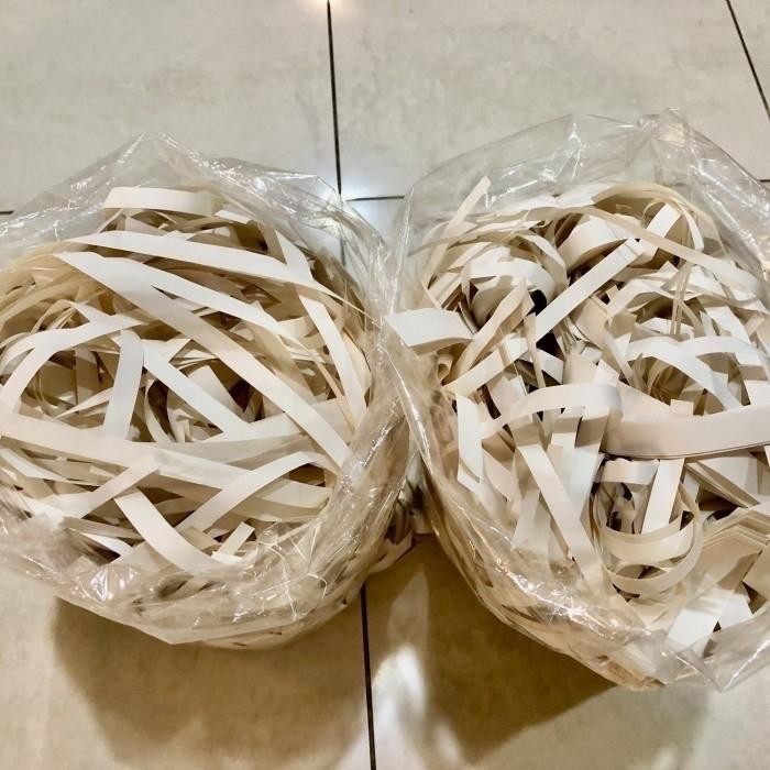 

Shredded paper CREAM / kertas serut/cacah @ 1 kg, bahan Book Paper