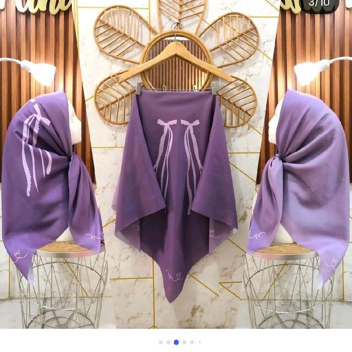 Hijab Segi Empat Voal Motif Pita Dua Ungu Tua Lilac