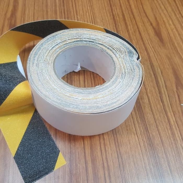 

Isolasi Anti Slip Merek Km Safety Walk Km Anti Slip 2" X 18,2 M