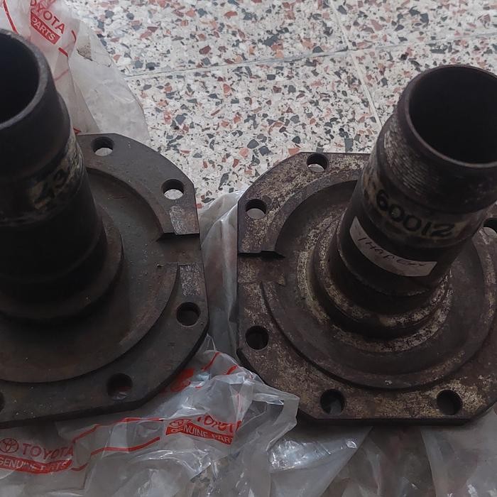 Spindle Steering Knuckle Toyota Hardtop 2F 75-84 Original 43401-60012