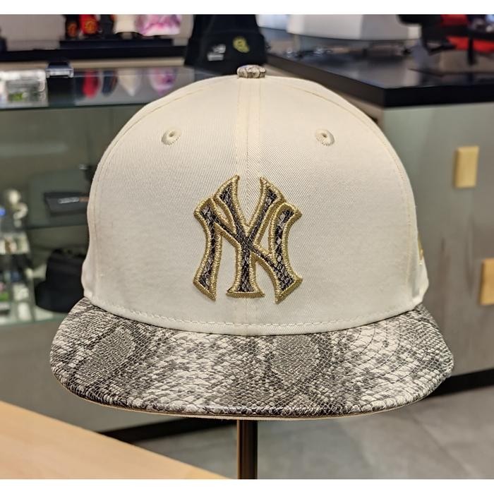 Topi New Era 9Fifty New York Yankees Year Of The Snake Chrome White Cap 100% Original Resmi