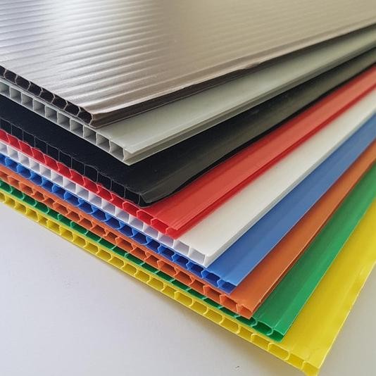 

Karton Plastik PP Corrugated 3mm Uk. 50x75 cm (1 pack isi 5 lbr)