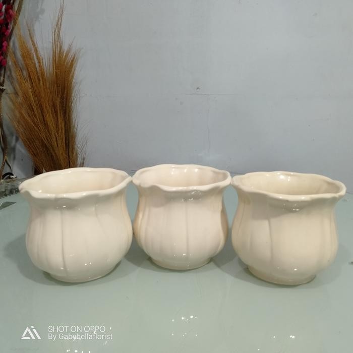Pot keramik. (5) Vas keramik. Vas keramik putih. Pot bunga putih. Pot