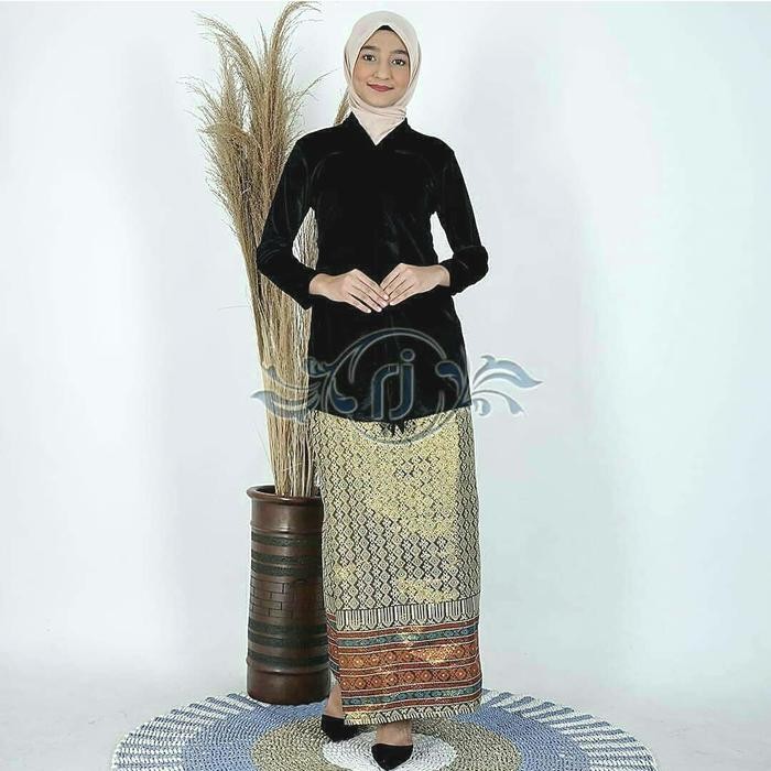 kebaya Beludru Kartini