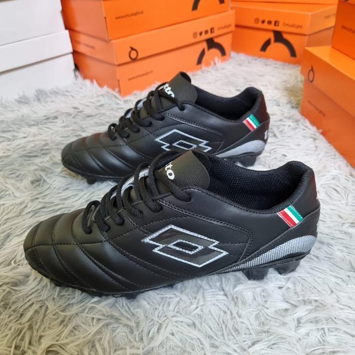 Premium Lotto Sepatu Sepak Bola Pria Black White Soccerfitur Elastis Upper Sintetis Outsol Standart