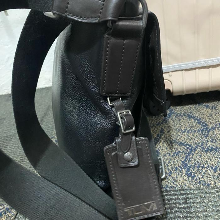 Tumi Preloved Sling Bag Tumi Messenger Tas Selempang Kulit Hitam untuk Pria dan Wanita Terlaris