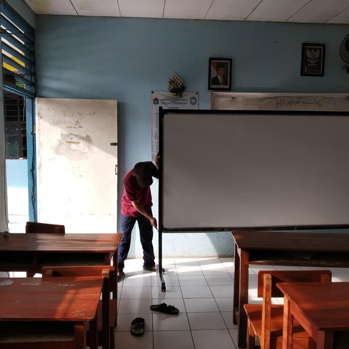 

NEW PRODUK WHITEBOARD STANDING 120X180 SINGLE FACE TUTI FRUITY