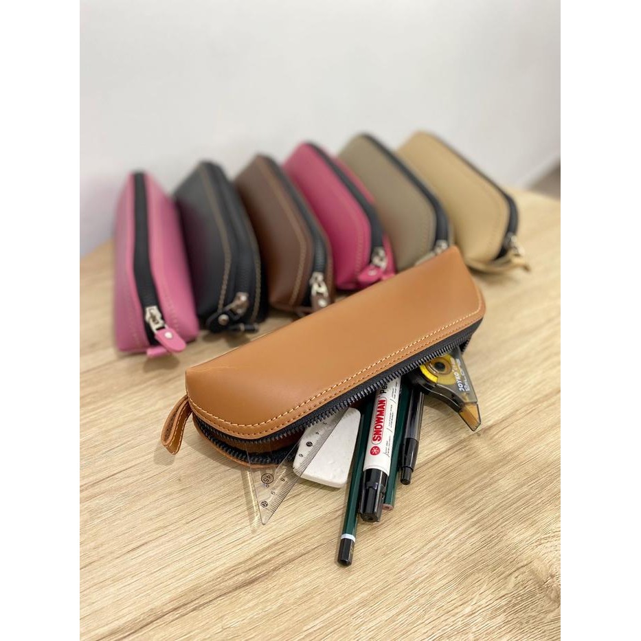 

TEMPAT PENSIL/CEPUK TEMPAT ATK KOTAK PENSIL KOTAK PULPEN KULIT SINTETIS MURAH RN107