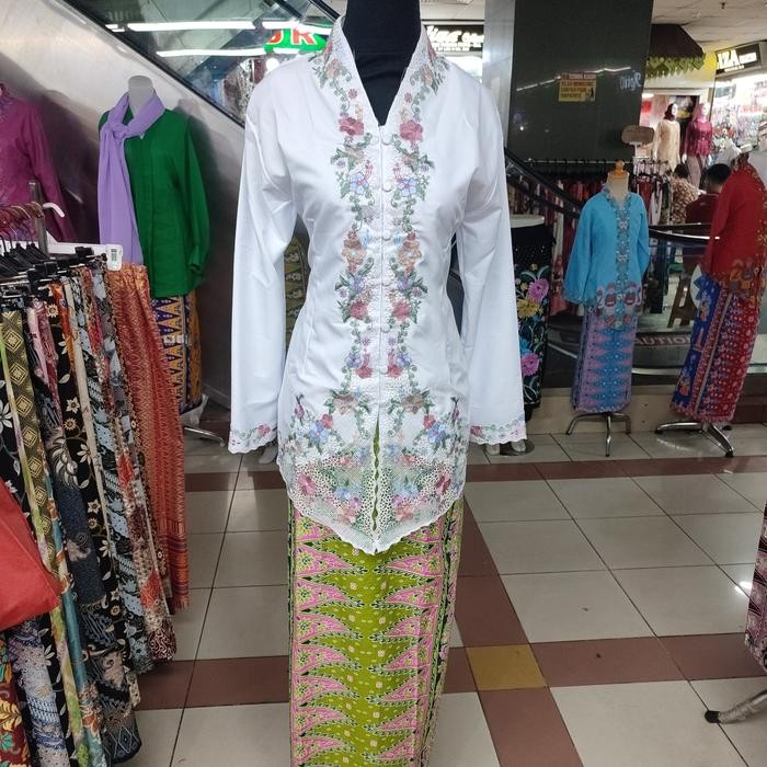kebaya putih motif bunga warna