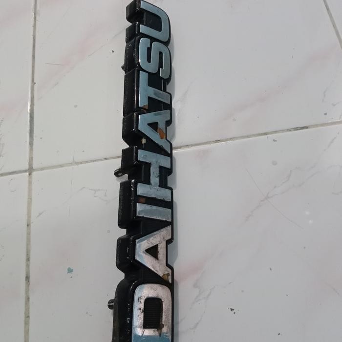 emblem grill daihatsu taft original
