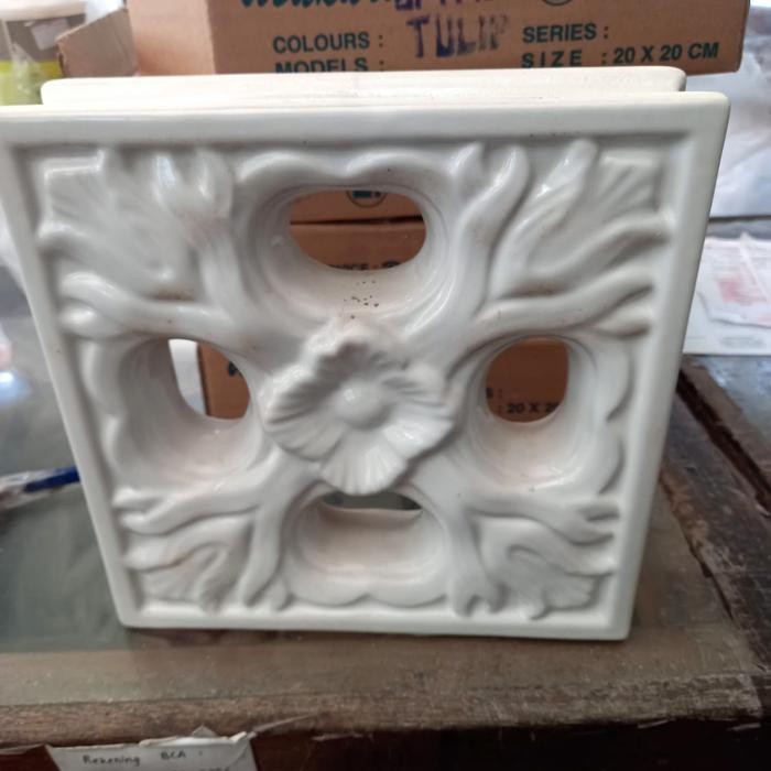 ROSTER KERAMIK LUBANG ANGIN ANTI TAMPIAS