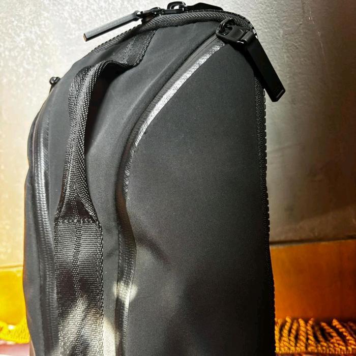 Tumi Tahoe Crosse Sling Original like new Best Seller