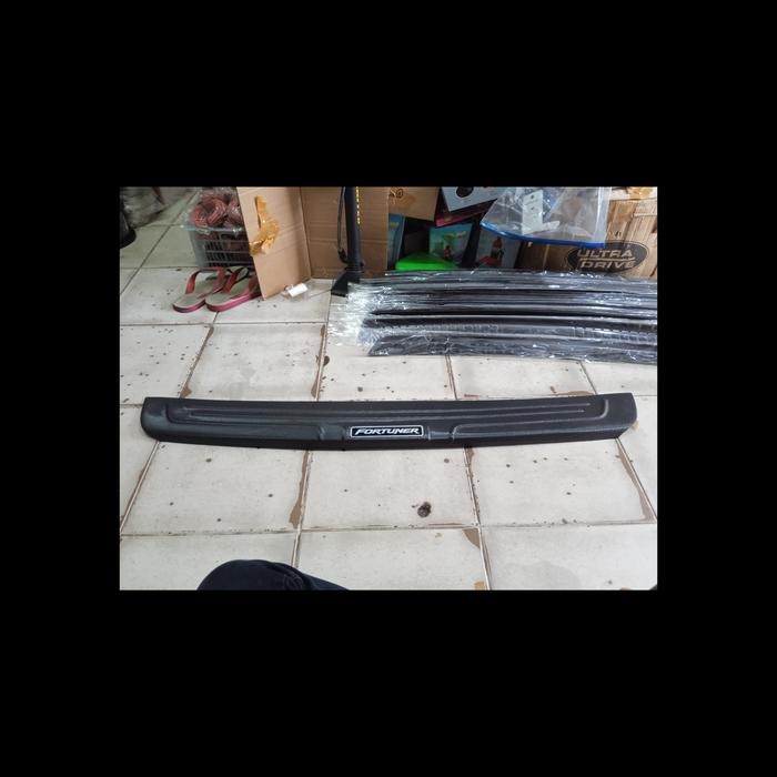 SILLPLATE BELAKANG MOBIL FORTUNER 2005-2015