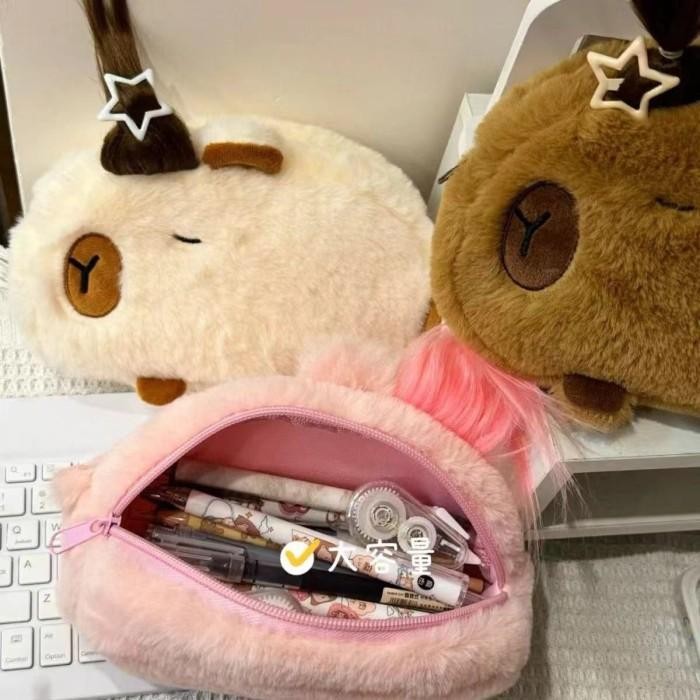 

KOTAK PENSIL BONEKA BULU LUCU CAPYBARA BISA DIKUNCIR EDITION GWIYEO PENCIL CASE STATIONERY BAG