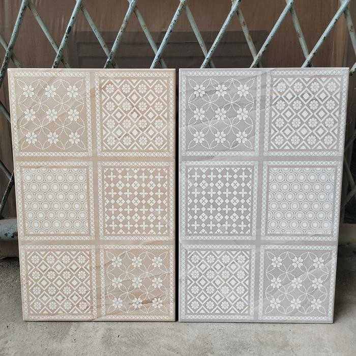 KERAMIK DINDING 25X40 GLOSSY PUTIH KOTAK MOTIF BATIK