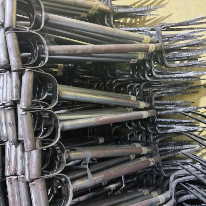 Garpu Tanah Baja Super