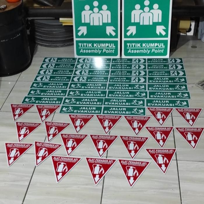 

RAMBU ASSEMBLY POINT / TITIK KUMPUL. UKURAN 50X70CM. GLOW IN THE DARK