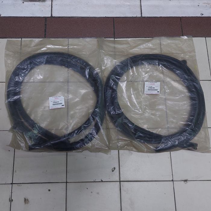Karet Body Pintu Belakang Asli Mitsubishi Pajero Sport