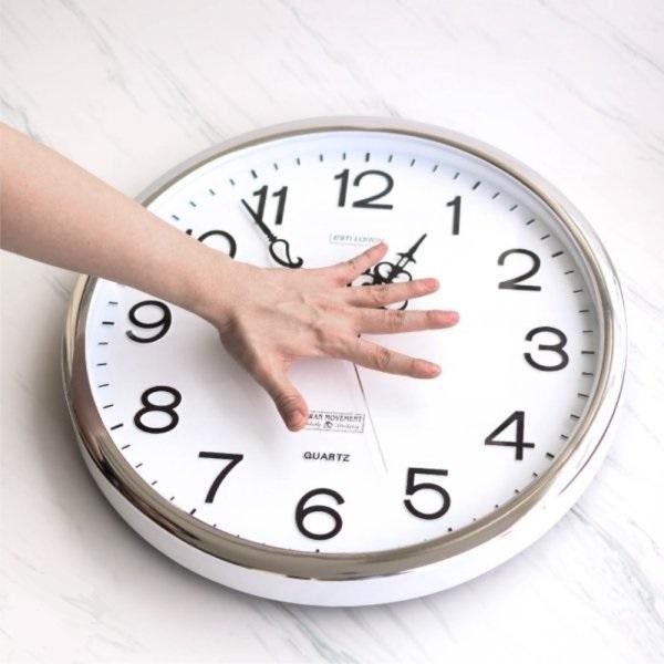 Jam Dinding Esti Loren Polos Minimalis Ukuran Terbesar Diameter 45cm