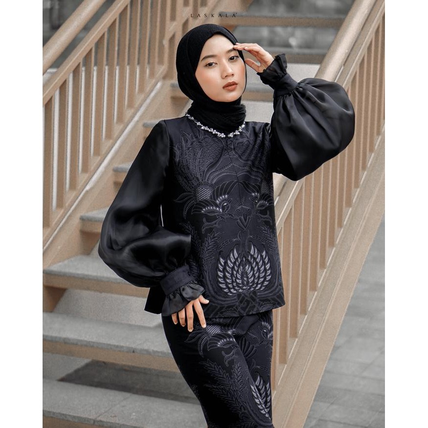 Laskala Woman - Pusaka Blouse Batik Hitam Lengan Panjang