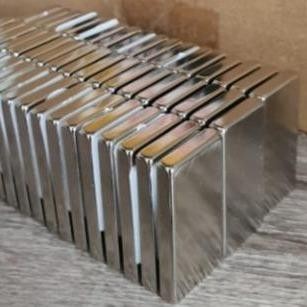 

Magnet Neodyium 40x20x5mm N52 Blok Permanen dengan Daya Tarik Kuat dan Gauss Tinggi untuk Industri