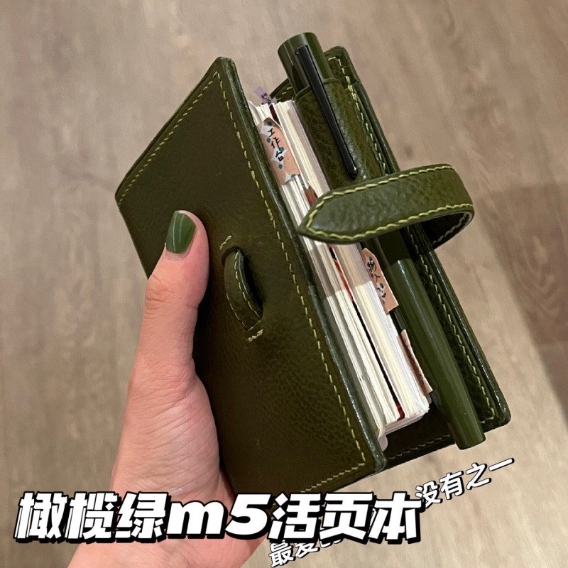 

Buku Catatan Harian M5 Ring Binder - PU Cover Warna Olive Green - 40 Lembar Kosong/Garis/Kotak - Portable untuk Agenda & Perencanaan |TT8OGJKI|